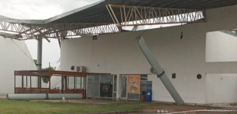 Noticias | Una fuerte tormenta voló el techo de la terminal y derribó ...